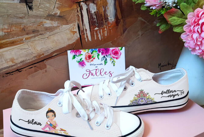 regalos falleros personalizados. zapatillas personalizadas para Fallera que combinan tradición y estilo para complementar tu traje con elegancia y comodidad. Personaliza tu estilo fallero con nuestras exclusivas zapatillas.