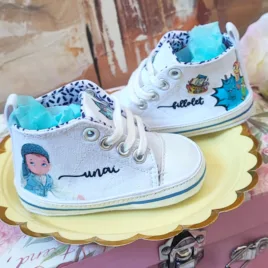 zapatillas falleras para bebé cuentan con un diseño único que captura la esencia de las Fallas.