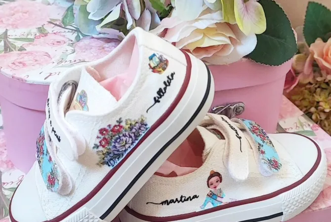 zapatillas falleras para bebé cuentan con un diseño único que captura la esencia de las Fallas.