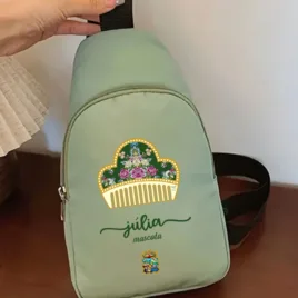 Chulísima Mochila de poliéster con cremallera delantera que la hace más versátil y útil,  perfecta para personalizarla. Con dos diseños preciosos, para las chicas una Peineta personalizada con la tela de su vestido fallero y una llama con la tela de su chaleco, para los chicos.